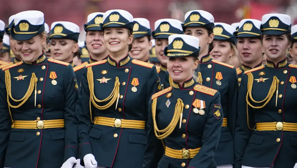 Mujeres militares rusas marchan durante el desfile militar del Día de la Victoria en Moscú