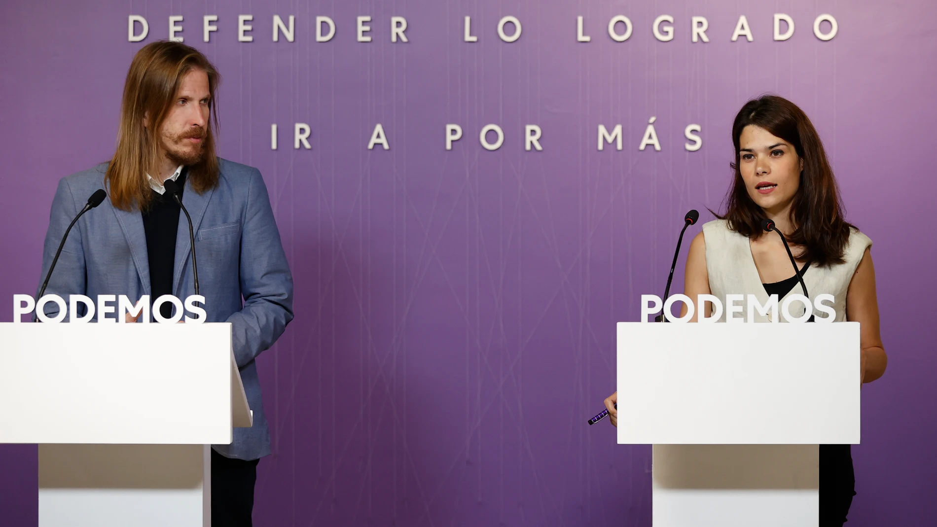 - Los portavoces de Unidas Podemos, Isa Serra (d) y Pablo Fernández (i)