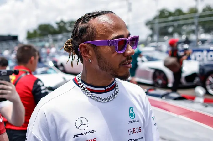 Hamilton se enfrenta a la FIA y le lanzan un aviso: “Si no quiere quitarse las joyas, que no corra”