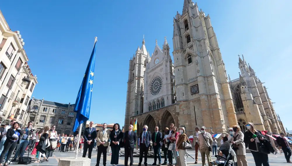 El alcalde de León, José Antonio Diez y el eurodiputado, Ibán García del Blaco, entre otras autoridades, asisten al izado de una bandera de Europa con motivo de la celebración del Día de Europa