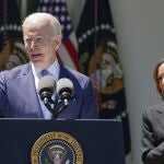 Joe Biden, junto a la vicepresidenta Kamala Harris, en la Rosaleda de la Casa Blancca