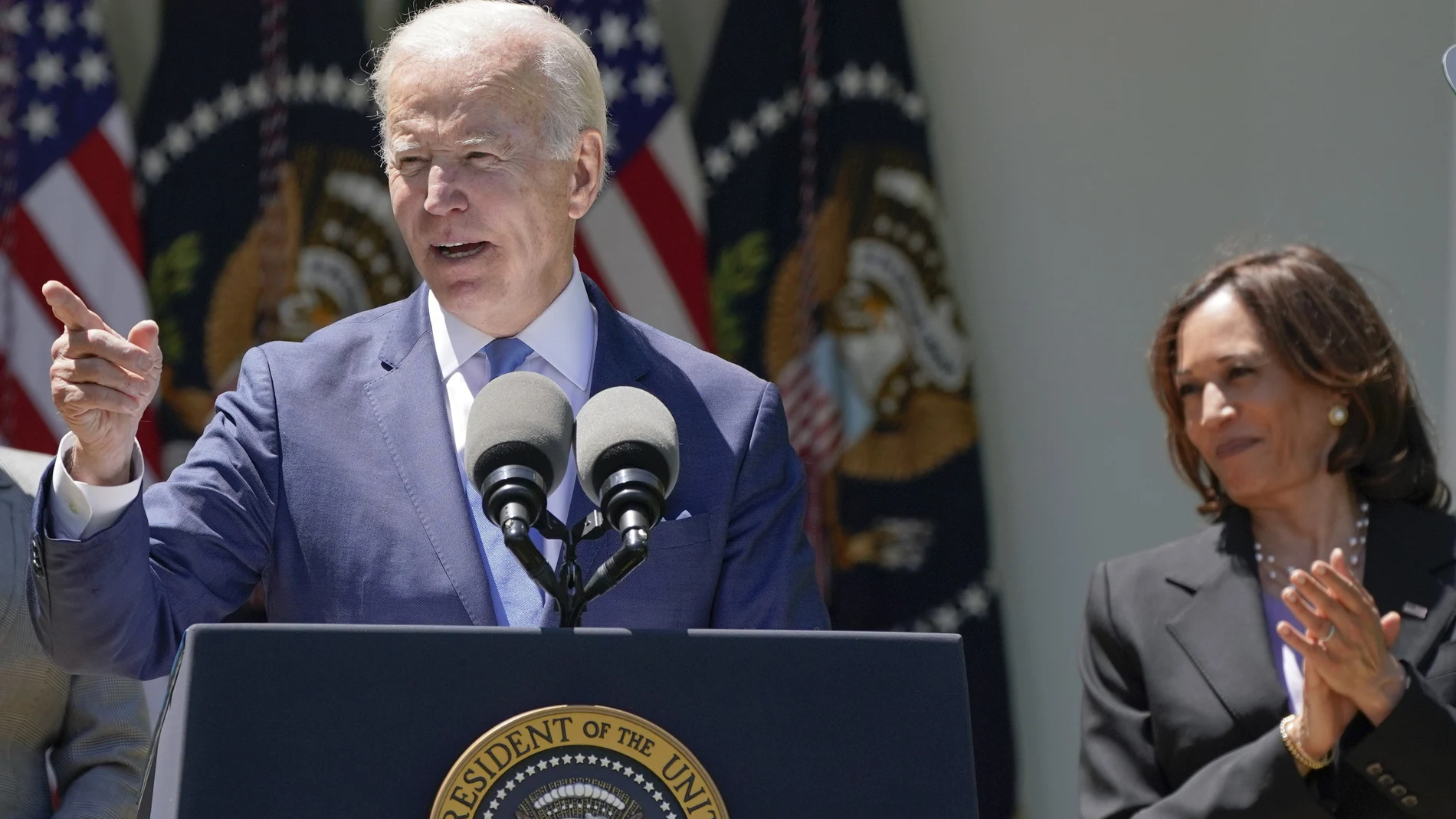 Joe Biden, junto a la vicepresidenta Kamala Harris, en la Rosaleda de la Casa Blancca