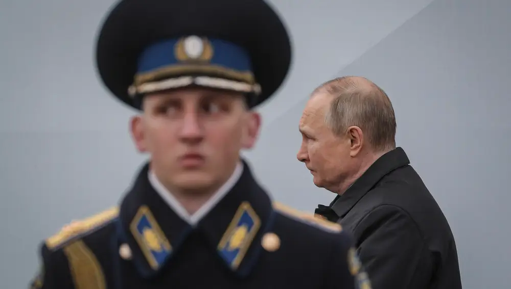 Putin pasa junto a un soldado durante el desfile del Día de la Victoria, que conmemora la victoria soviética en la IIGM, celebrado en Moscú