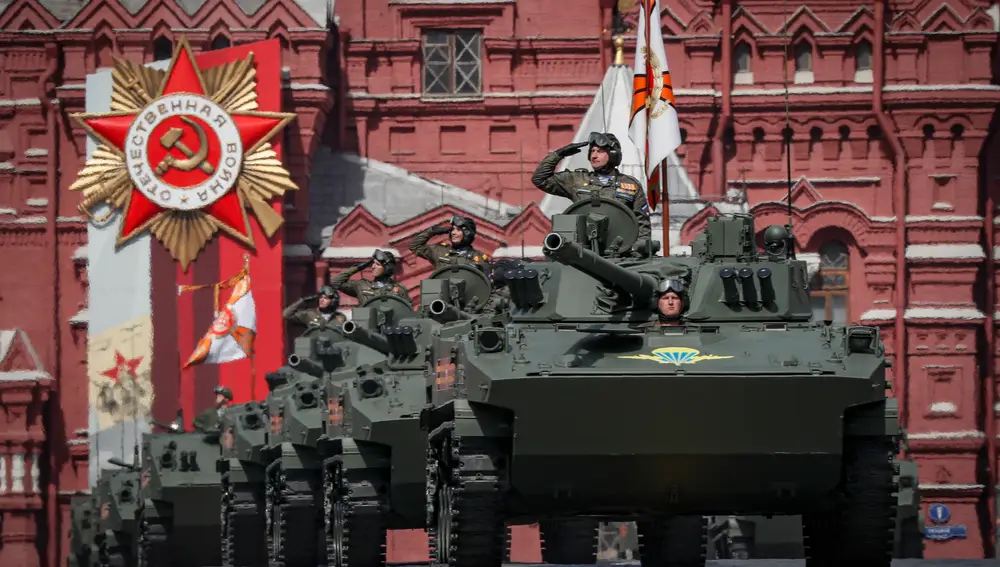 Vehículos de combate de infantería anfibios BMD-4 rusos en la Plaza Roja durante el desfile militar