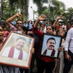 La dimisión se produce después de que las autoridades desplegaran tropas armadas en la capital, Colombo, tras un ataque perpetrado a primera hora del día