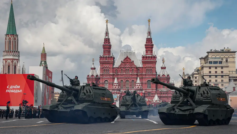 Tanques en la plaza Roja de Moscú para conmemorar la victoria sobre la Alemania nazi en 1945
