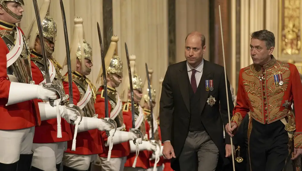 El Príncipe Guillermo camina por el Porche Normando para la Apertura Estatal del Parlamento en la Cámara de los Lores en el Palacio de Westminster