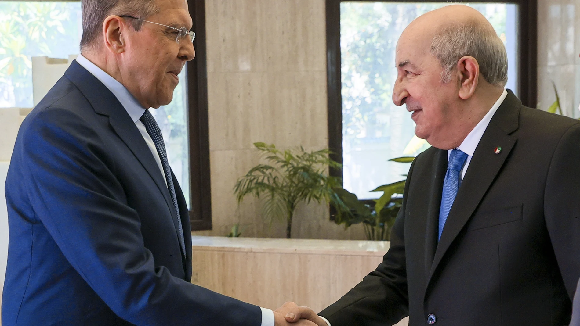 Abdelmadjid Tebboune con el ministro de Asuntos exteriores de Rusia Sergey Lavrov (Russian Foreign Ministry Press Service via AP)