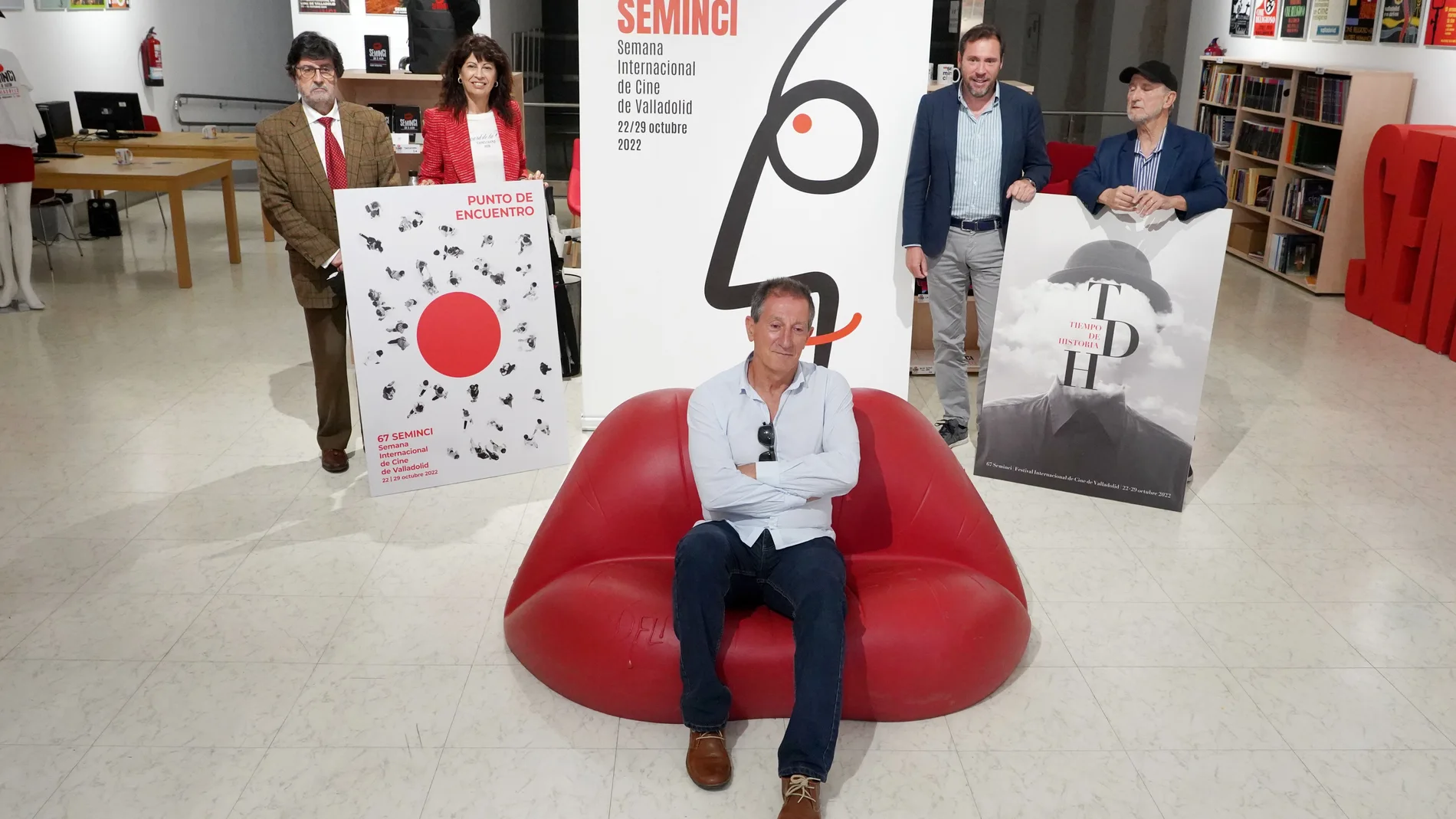 El ilustrador José Luis Segovia posa con el cartel ganador de la 67 edición junto a óscar Puente, Ana Redondo y Javier Angulo