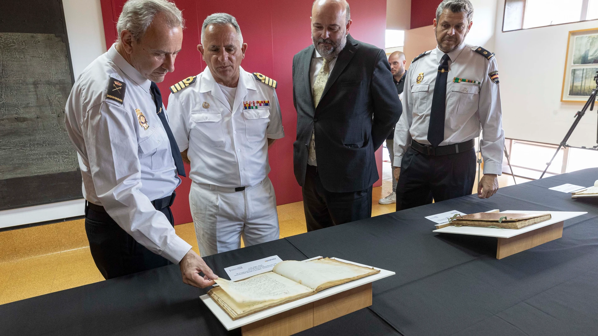 El jefe superior de la policía nacional en la Comunidad de Murcia Alfonso Navarro (i), el delegado de defensa en Murcia Gustavo Guitierrez Rubalcaba (2i), el director general de patrimonio Cultural Pablo Braquehais Desmonts (2d), muestran los manuscritos de valor histórico recuperados tras una investigación policial este martes en el Archivo General de la Región de Murcia. EFE/Marcial Guillén
