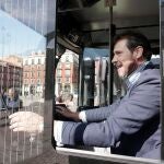 El alcalde de Valladolid, Óscar Puente, al volante de uno de los 15 nuevos autobuses de Auvasa