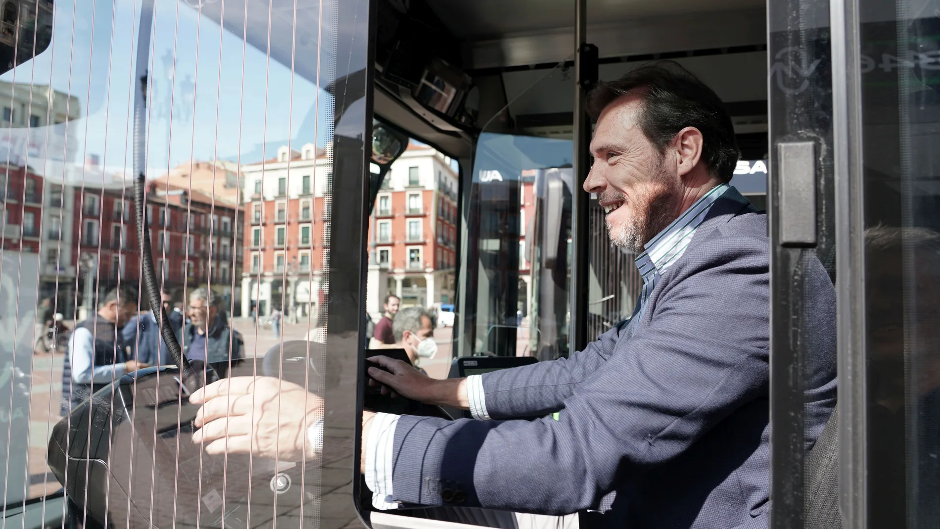 El alcalde de Valladolid, Óscar Puente, al volante de uno de los 15 nuevos autobuses de Auvasa
