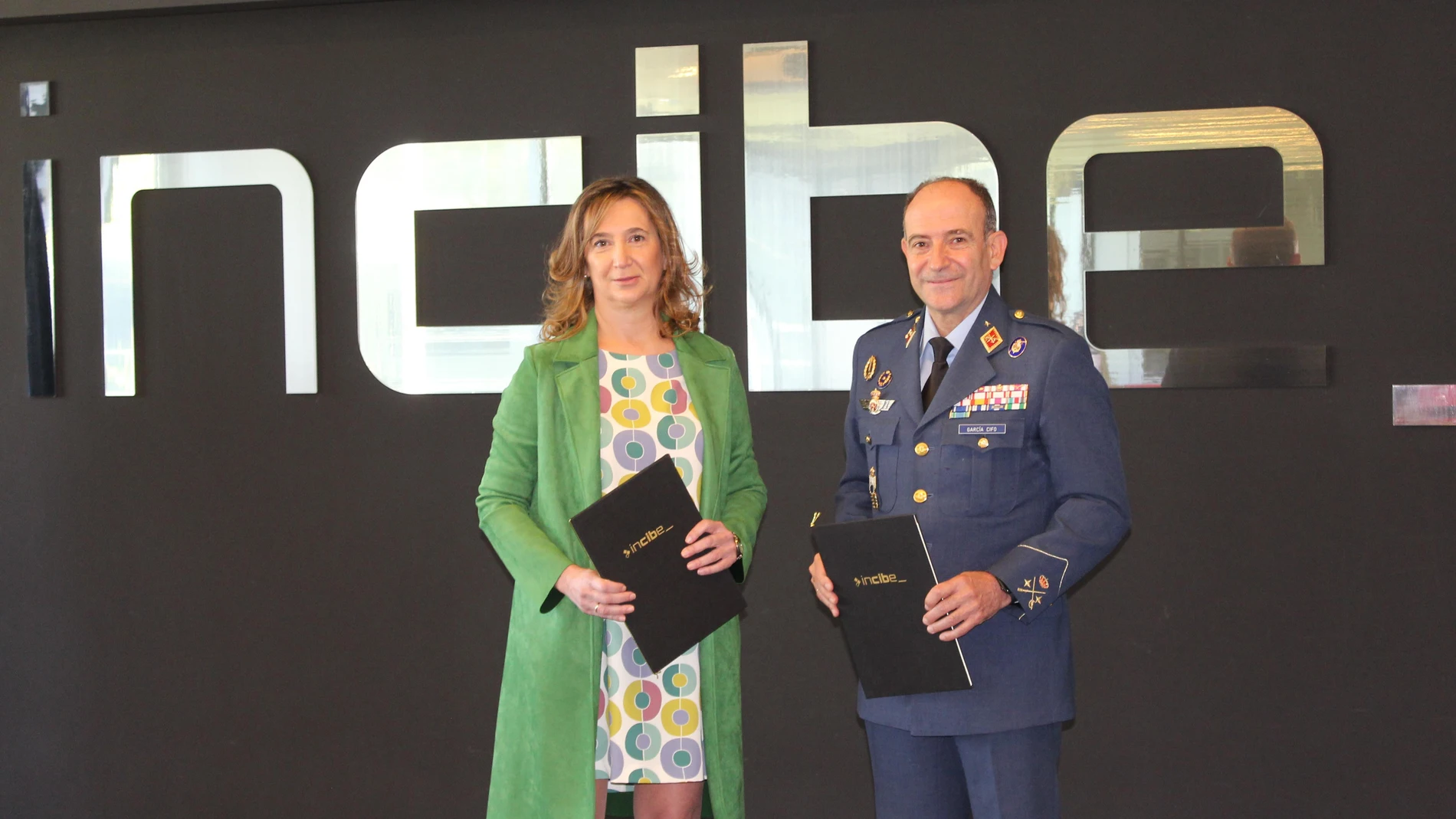 La directora general de Incibe, Rosa Díaz, y el director general de Reclutamiento y Enseñanza Militar, Pedro José García Cifo, en el acto de la firma del convenio para promover la formación y empleabilidad en ciberseguridad del personal militar