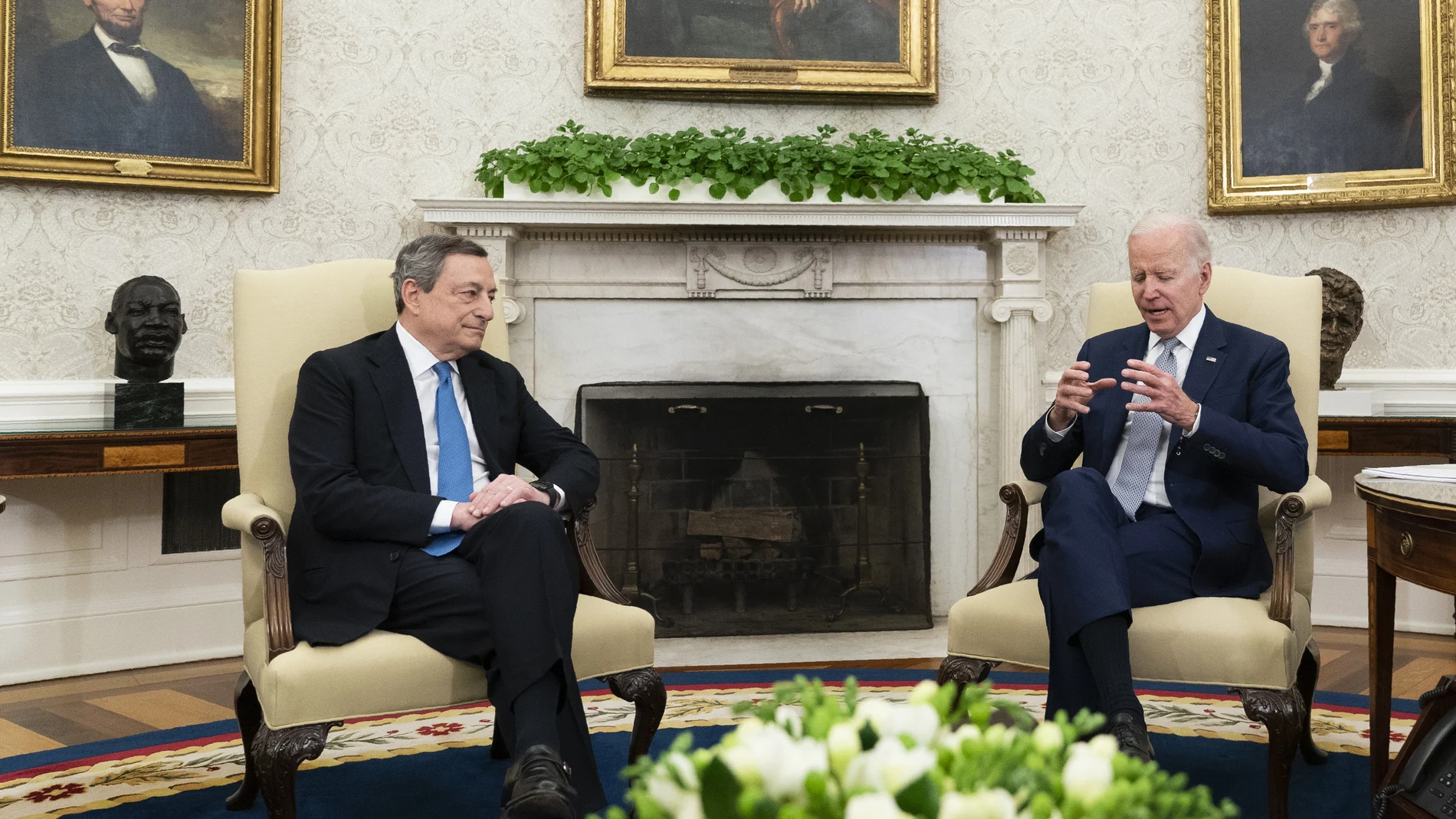 El "premier" italiano Mario Draghi y el presidente Joe Biden, en el Despacho Oval