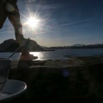 Una mujer pasea ayer martes por el Paseo Chillida de San Sebastián
