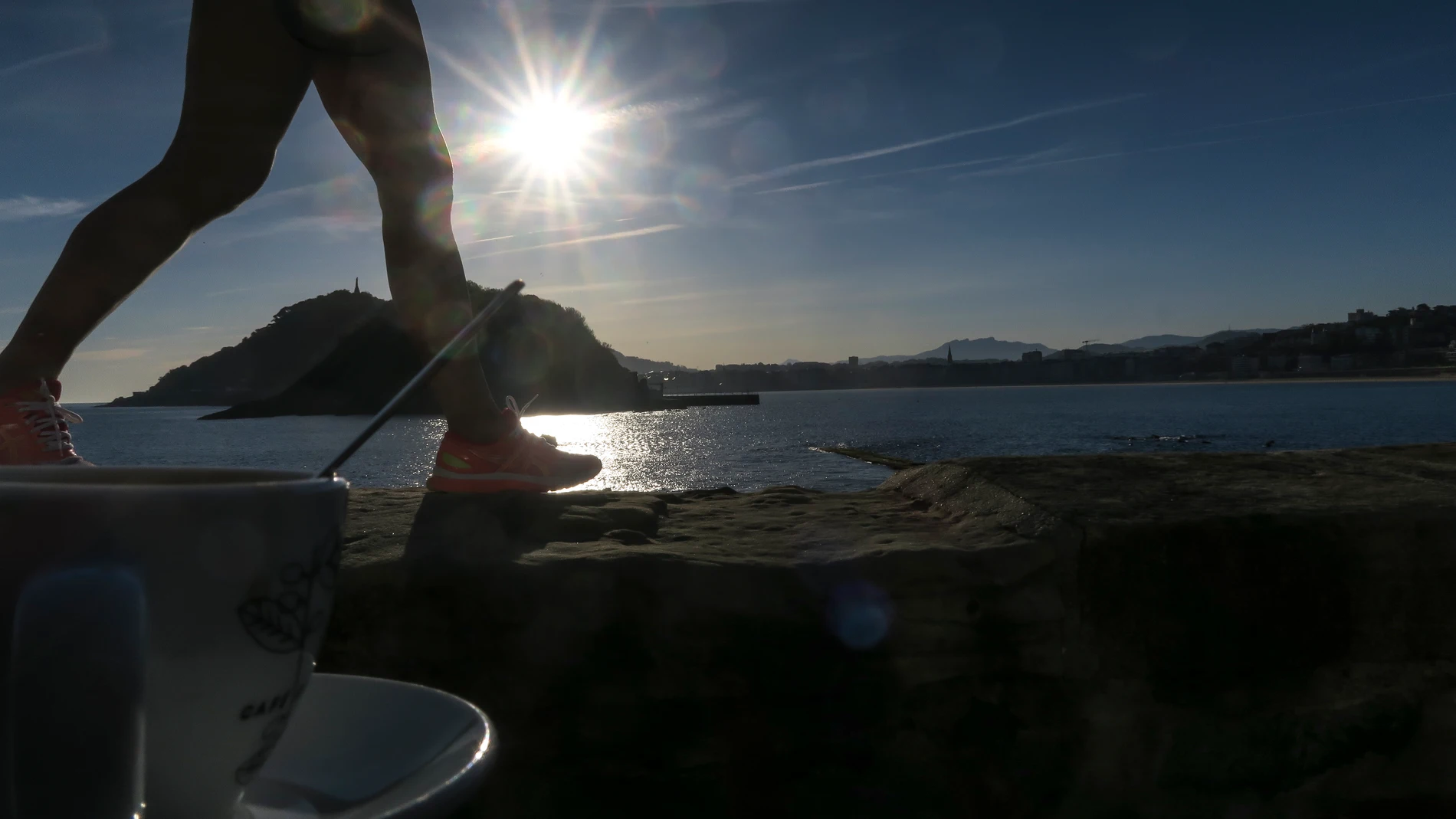 Una mujer pasea ayer martes por el Paseo Chillida de San Sebastián