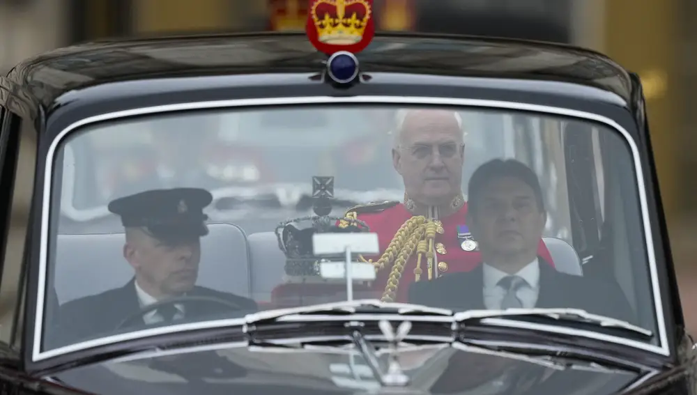 Un automóvil que lleva la corona de la Reina sale del Palacio de Buckingham para la Apertura Estatal del Parlamento