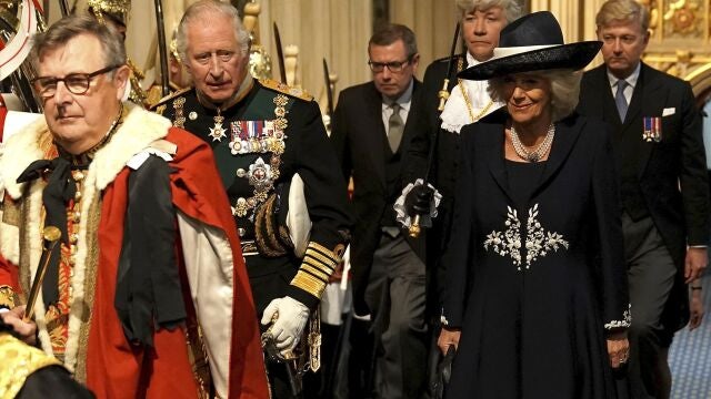 El príncipe Carlos con Camila, a su llegada al palacio de Westminster