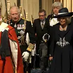 El príncipe Carlos con Camila, a su llegada al palacio de Westminster