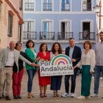 La candidata a la presidencia de la Junta de Andalucía, Inmaculada Nieto (en el centro), junto al resto de integrantes de "Por Andalucía", este miércoles en Sevilla