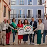 La candidata a la presidencia de la Junta de Andalucía, Inmaculada Nieto (en el centro), junto al resto de integrantes de &quot;Por Andalucía&quot;, este miércoles en Sevilla