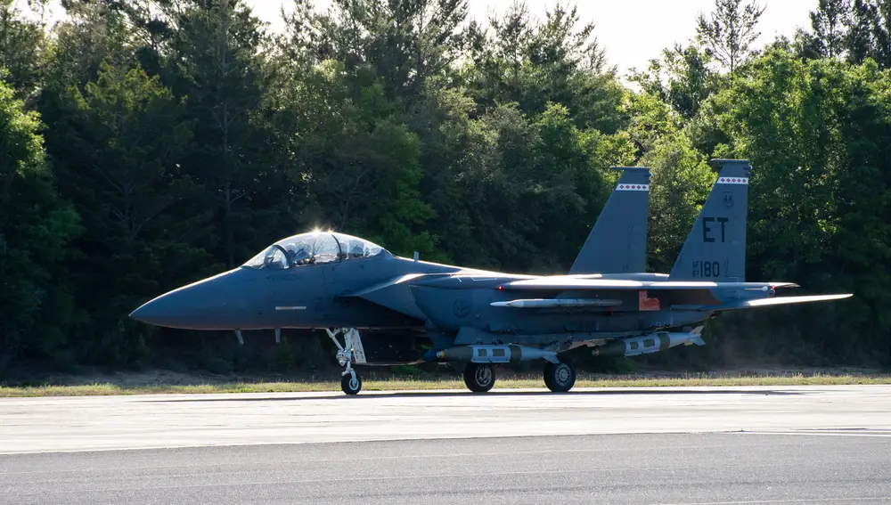Imagen de la bomba Quicksink en un avión F-15E Strike Eagle en la Base de las Fuerzas Aéreas de Eglin, Florida, con una GBU-31