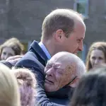 El emotivo momento en el que el príncipe William rompe el reglamento real para abrazar a un hombre