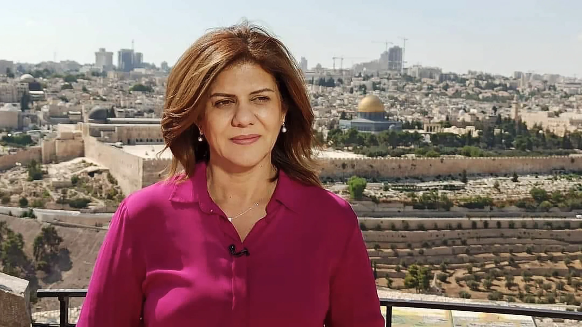 Fotografía sin fecha facilitada por la cadena Al Jazeera el 11 de mayo de 2022 que muestra a la periodista de Al Jazeera Shireen Abu Akleh de pie con la Ciudad Vieja de Jerusalén al fondo.