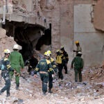 Miembros de la Cruz Roja Cubana y de las brigadas de Salvamento y Rescate continúan hoy las labores de búsqueda en el Hotel Saratoga, en La Habana