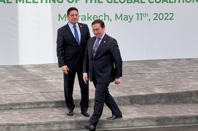 El ministro de Exteriores de España, José Manuel Albares (d), es recibido por su homólogo marroquí, Naser Burita, a su llegada a la reunión de Marrakech (Marruecos) de la coalición internacional contra Daesh. EFE/Mohamed Siali