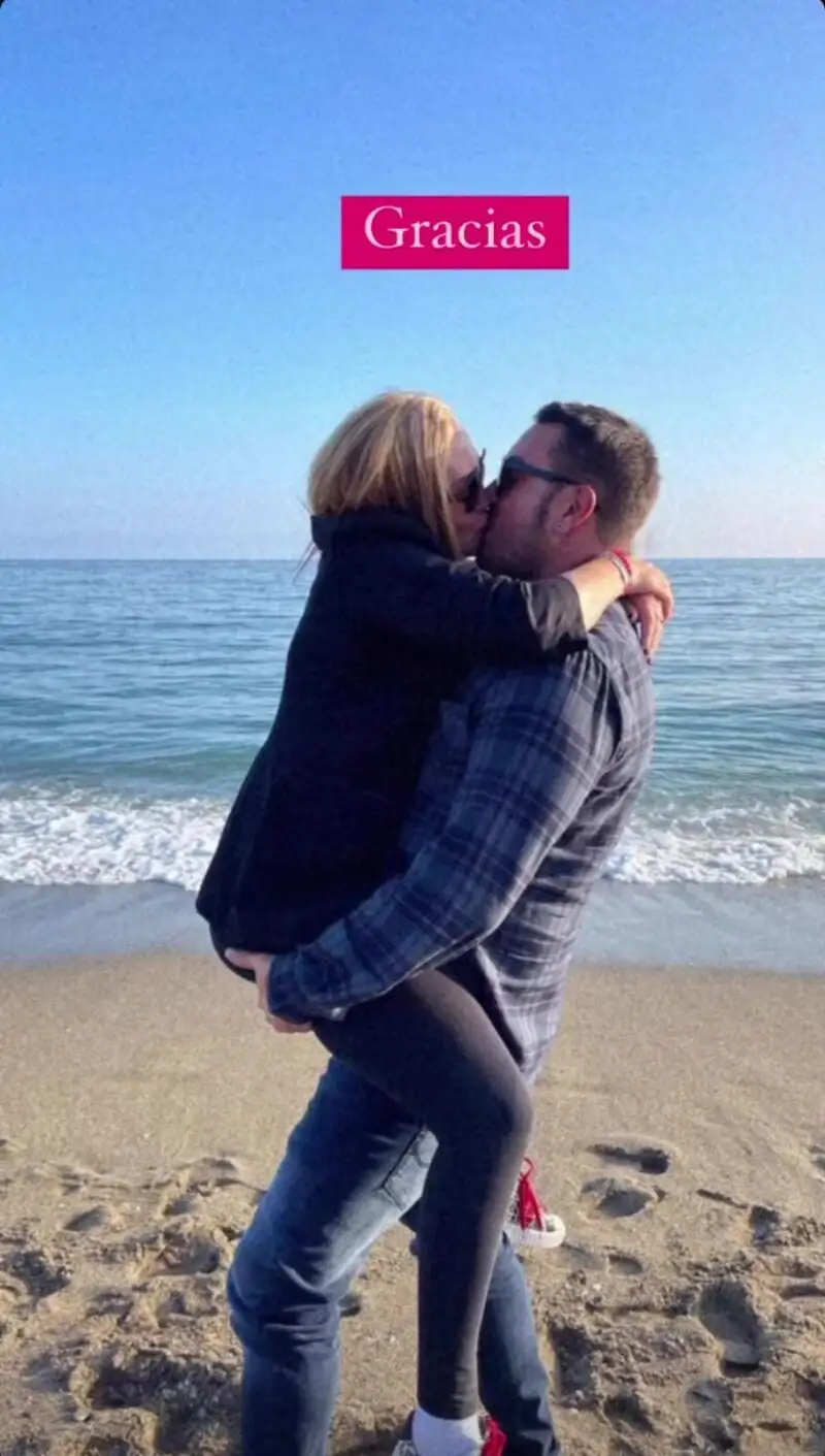 Belén Esteban y su marido, Miguel Marcos, en la playa