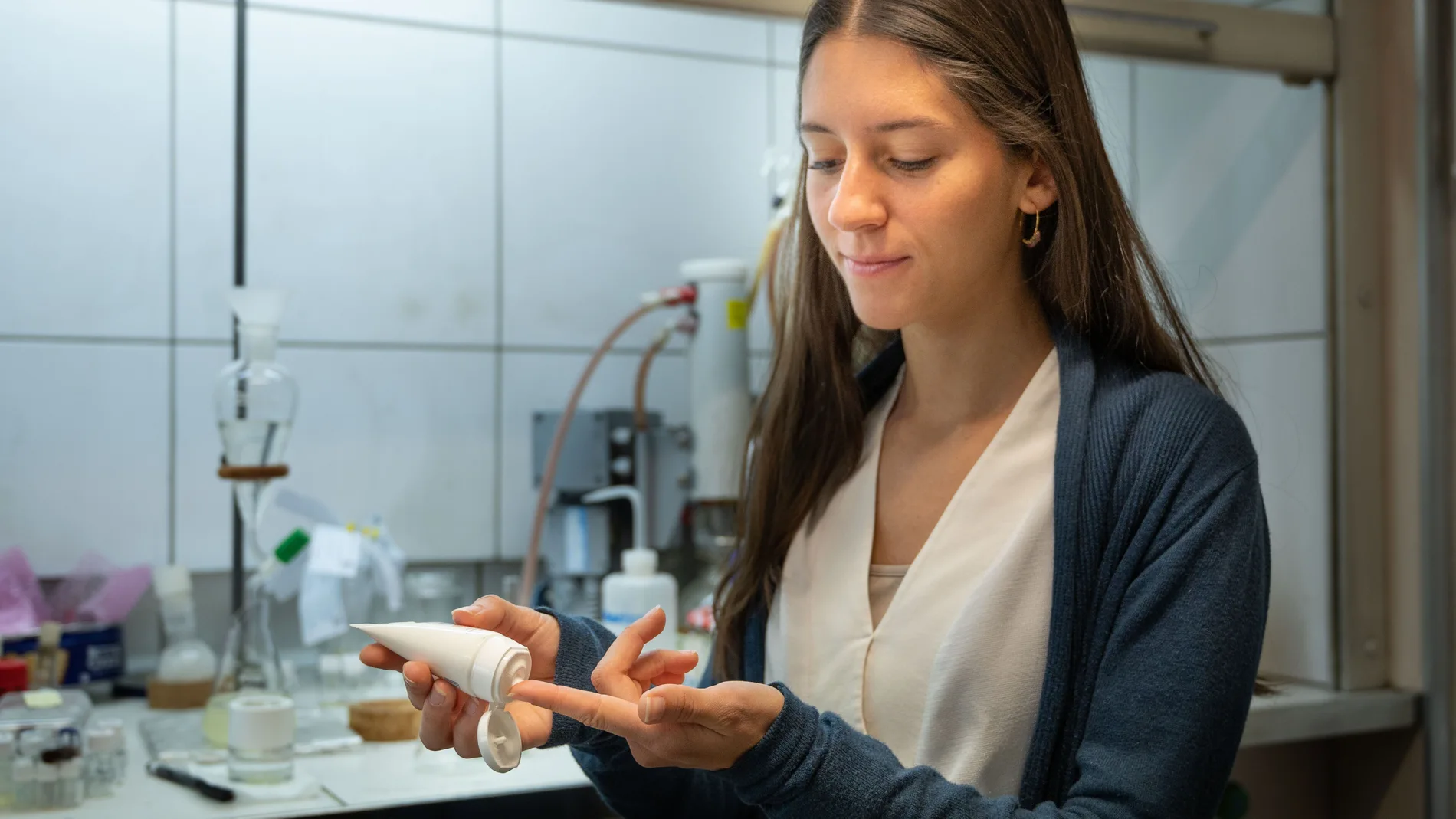 La investigadora Teresa Vázquez Rodríguez, de Alodia Farmacéutica, muestra una de las cremas en el laboratorio de Rosario González-Muñiz en el IQM-CSIC