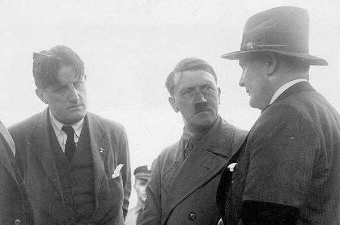 A la izquierda, Ernst Hanfstaengl, apodado Putzi, junto a Adolf Hitler y Hermann Göring