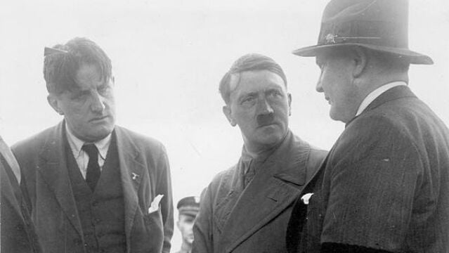 A la izquierda, Ernst Hanfstaengl, apodado Putzi, junto a Adolf Hitler y Hermann Göring