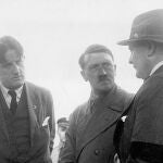 A la izquierda, Ernst Hanfstaengl, apodado Putzi, junto a Adolf Hitler y Hermann Göring