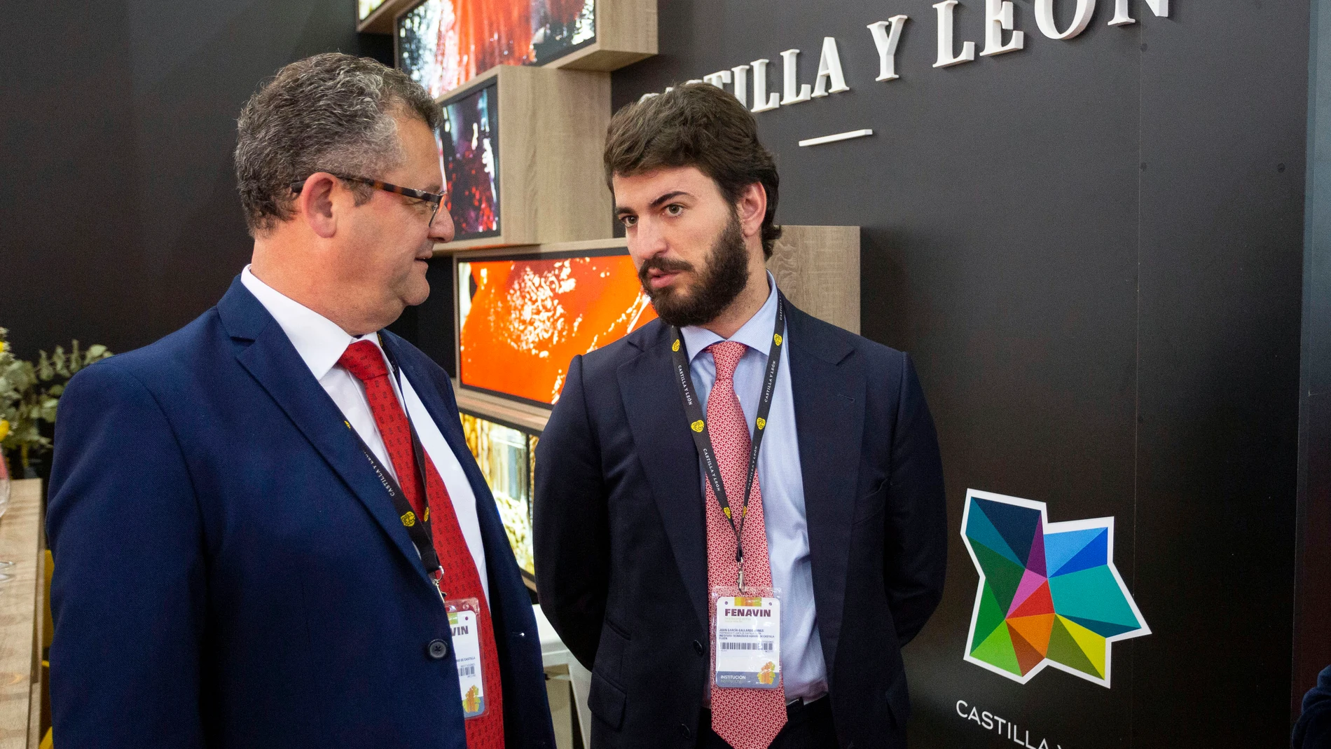 El vicepresidente, Juan García-Gallardo, conversa con el consejero de Agricultura, Gerardo Dueñas, en su visita a la Feria Fenavin