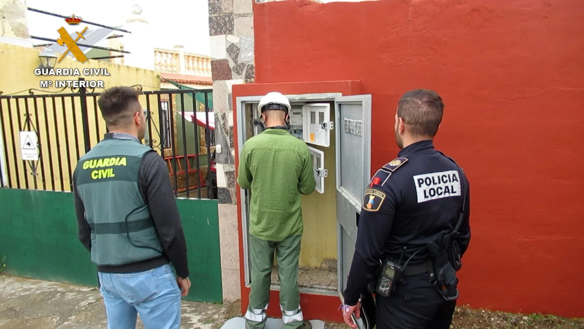 Miembros de la Guardia Civil y de la Policía Local de Villamarxant, con un técnico de Iberdrola