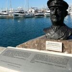 El busto del Capitán Dickson en el Muelle de Levante del puerto de Alicante,