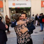 Vicent Marzà abraza esta mañana, tras dejar su cargo, a Raquel Tamarit, la que será su sustituta