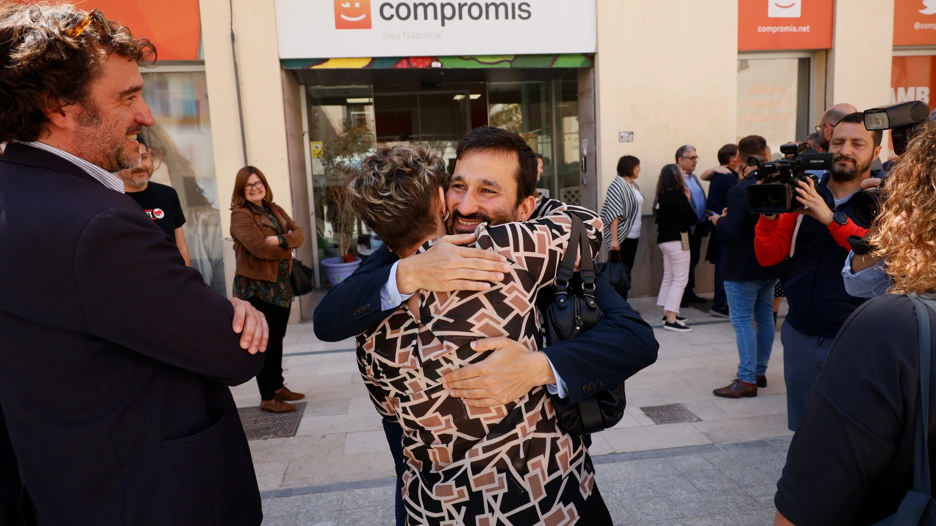 Vicent Marzà abraza esta mañana, tras dejar su cargo, a Raquel Tamarit, la que será su sustituta