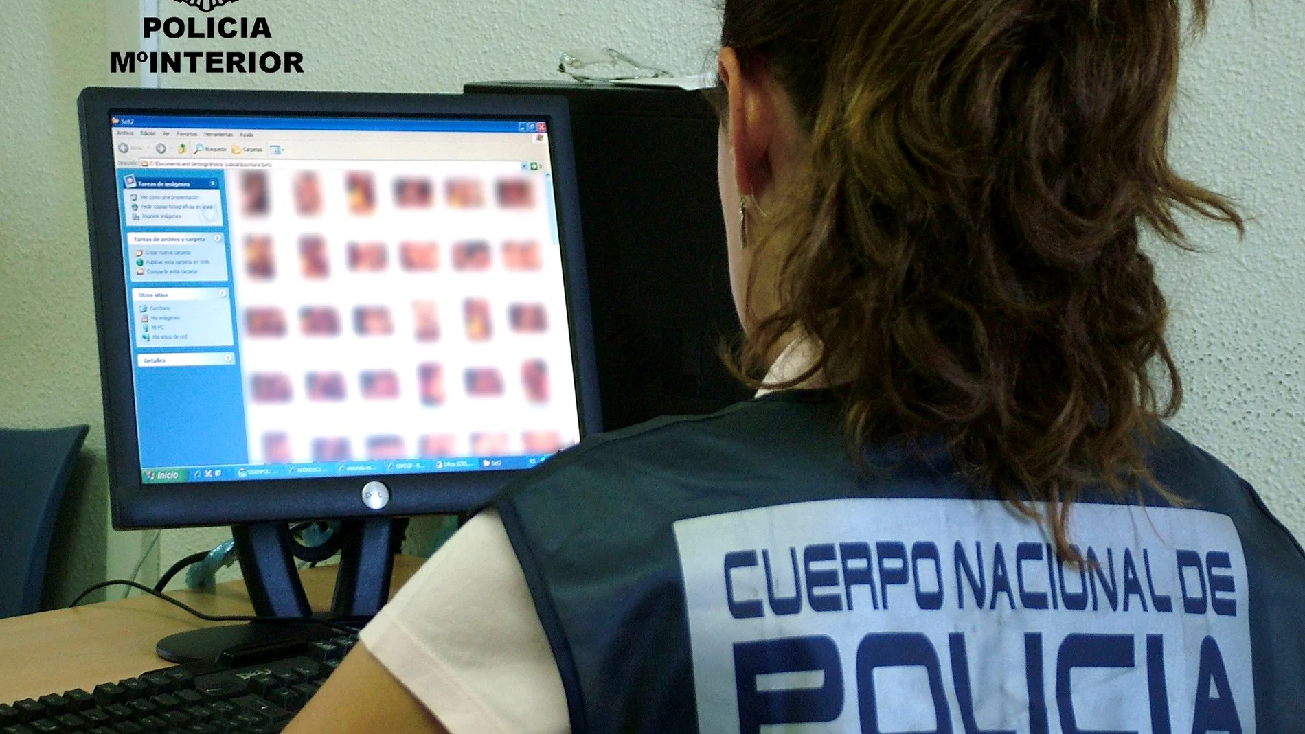 Una agente de la unidad Científica de la Policía Nacional en una imagen de archivo.