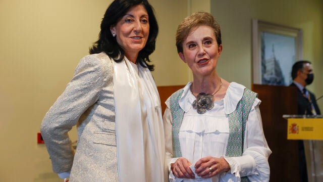 La nueva directora del Centro Nacional de Inteligencia (CNI), Esperanza Casteleiro, y a la directora destituida, Paz Esteban, posan durante la toma de posesión de los nuevos altos cargos