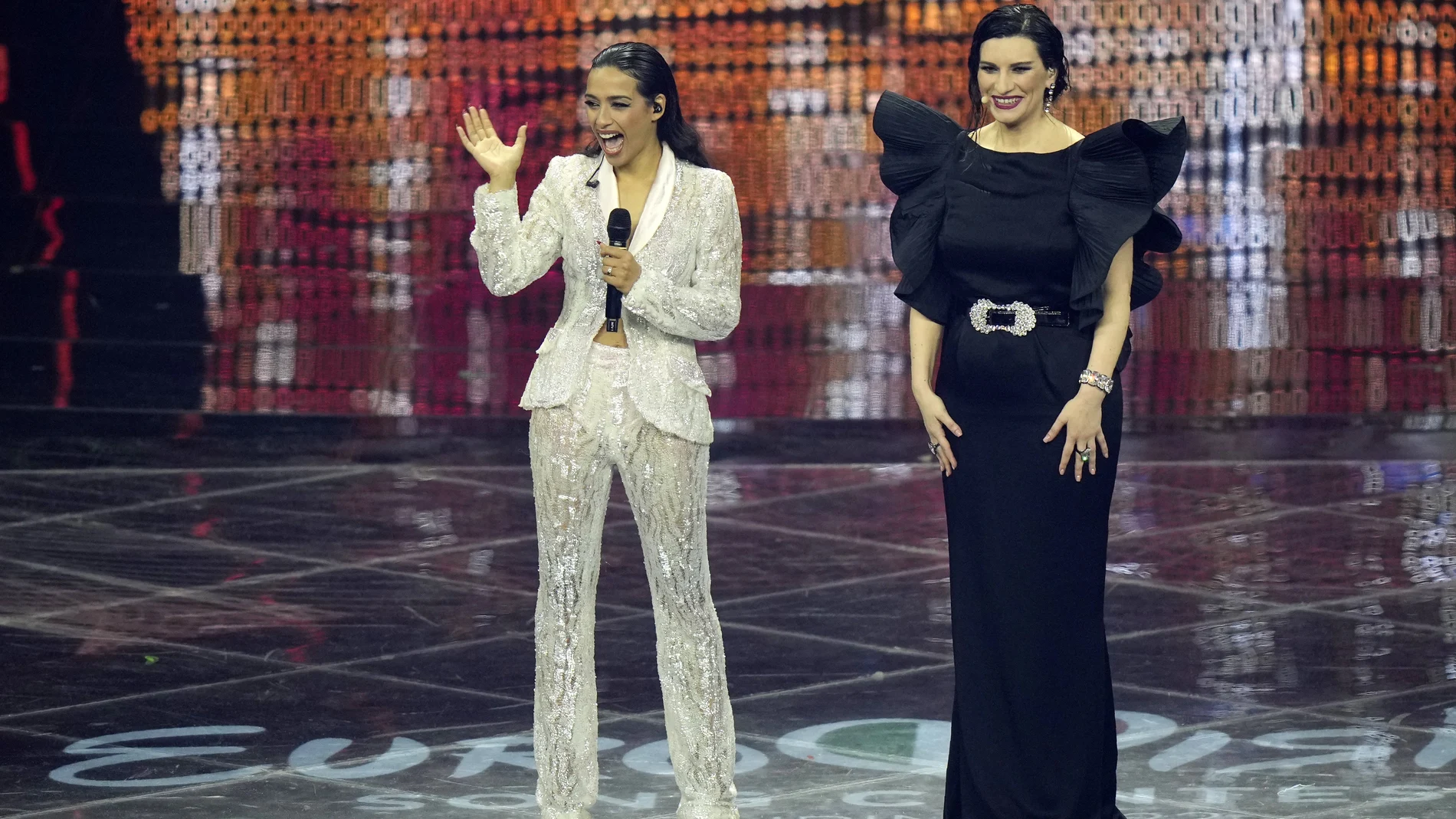 Chanel junto a Laura Pausini en la segunda semifinal de Eurovisión 2022.