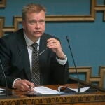 El ministro finlandés de Defensa, Antti Kaikkonen, asiste a una sesión en la que se trata el tema de la adhesión a la OTAN, en el Parlamento de Helsinki, Finlandia,
