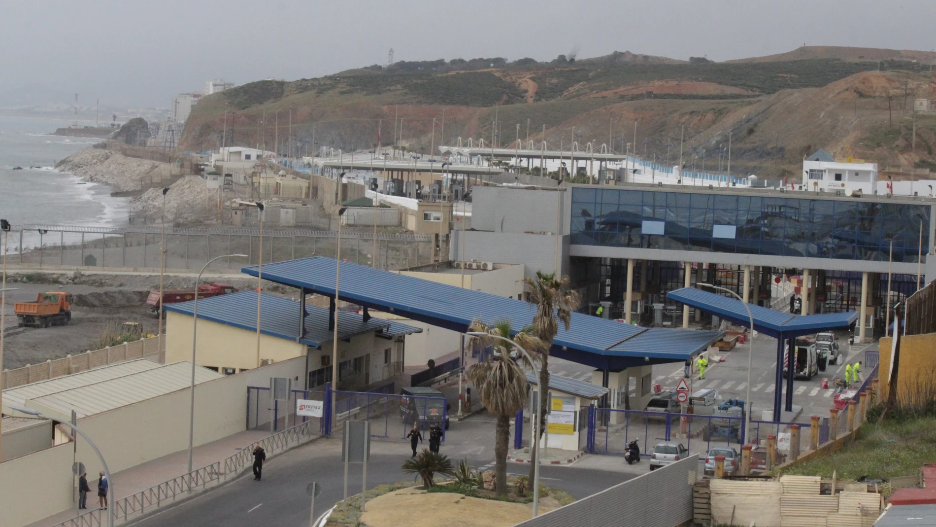 La frontera del Tarajal que separa Ceuta de Marruecos se está acondicionando y preparando en estos últimos días para su reapertura al paso de personas y vehículos, después de permanecer cerrada desde el 13 de marzo del 2020 a causa de la pandemia del coronavirus
