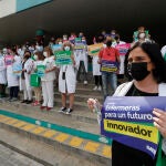 Vista de la concentración convocada este jueves por con motivo del Día Internacional de la Enfermera en el Hospital de Zaragoza