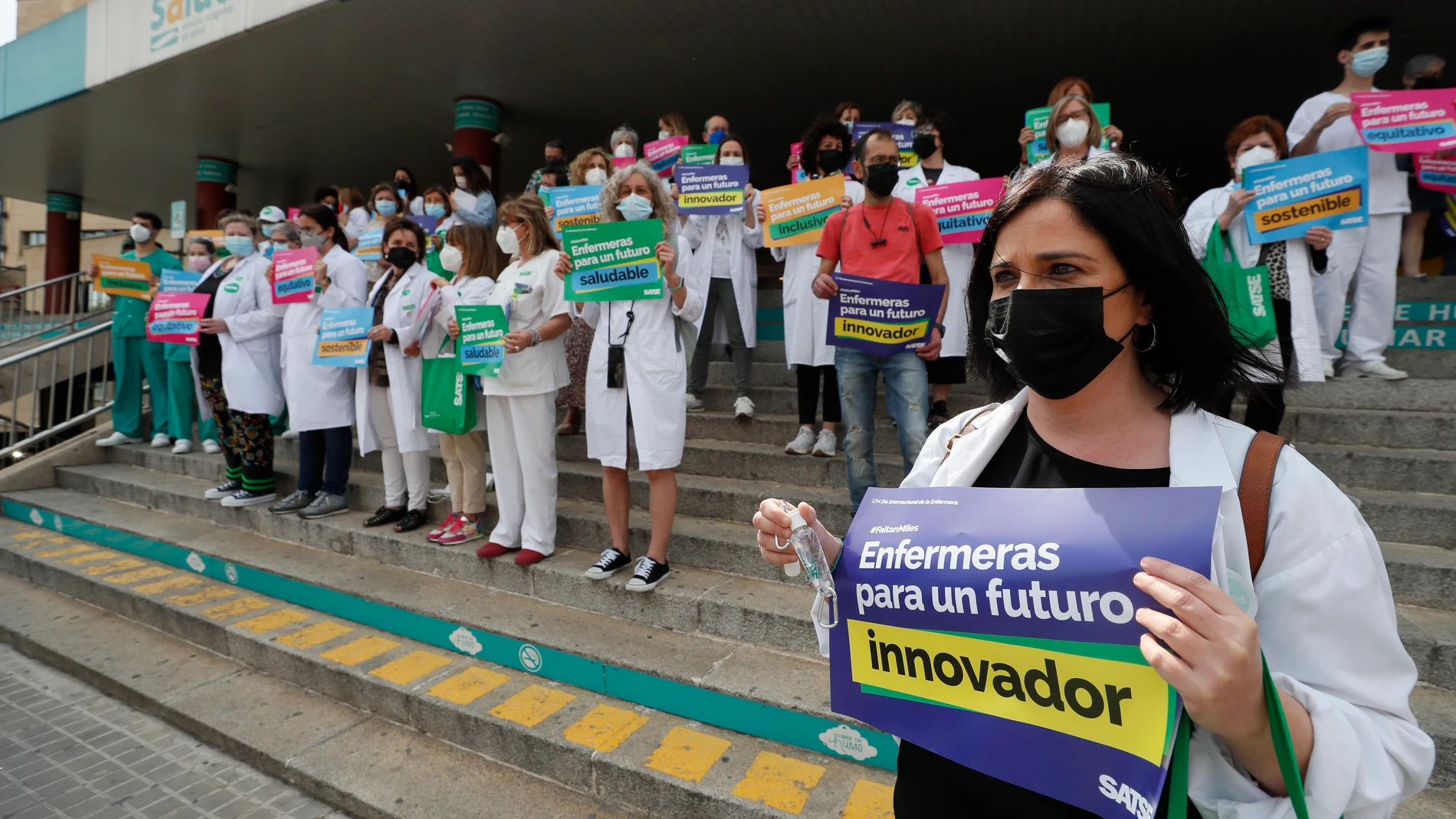 Vista de la concentración convocada este jueves por con motivo del Día Internacional de la Enfermera en el Hospital de Zaragoza