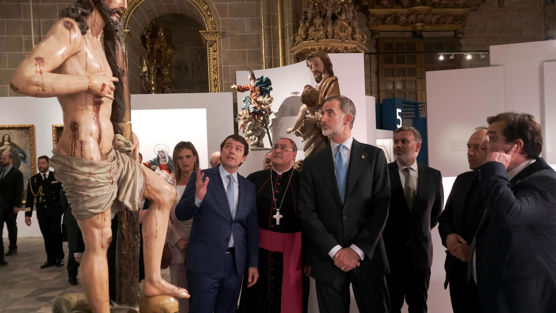 El presidente de la Junta de Castilla y León, Alfonso Fernández Mañueco, asiste explica una de las piezas de la exposición a Felipe VI