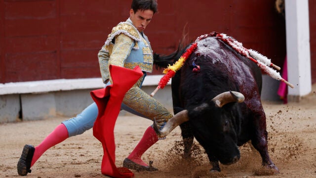 MADRID, 12/05/2022.- El diestro Gonzalo Caballero con el primero de la tarde durante la corrida de la Feria San Isidro, este jueves en Las Ventas de Madrid. EFE/ Javier Lizón