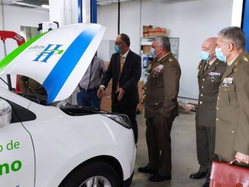 El general Francisco Javier Varela (ex JEME) visita el centro nacional del hidrogeno en 2021.